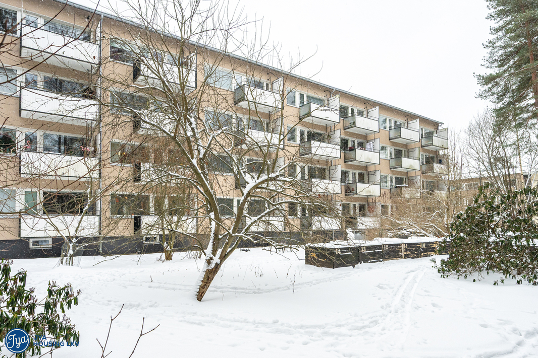 Julkisivu parvekkeiden puolelta