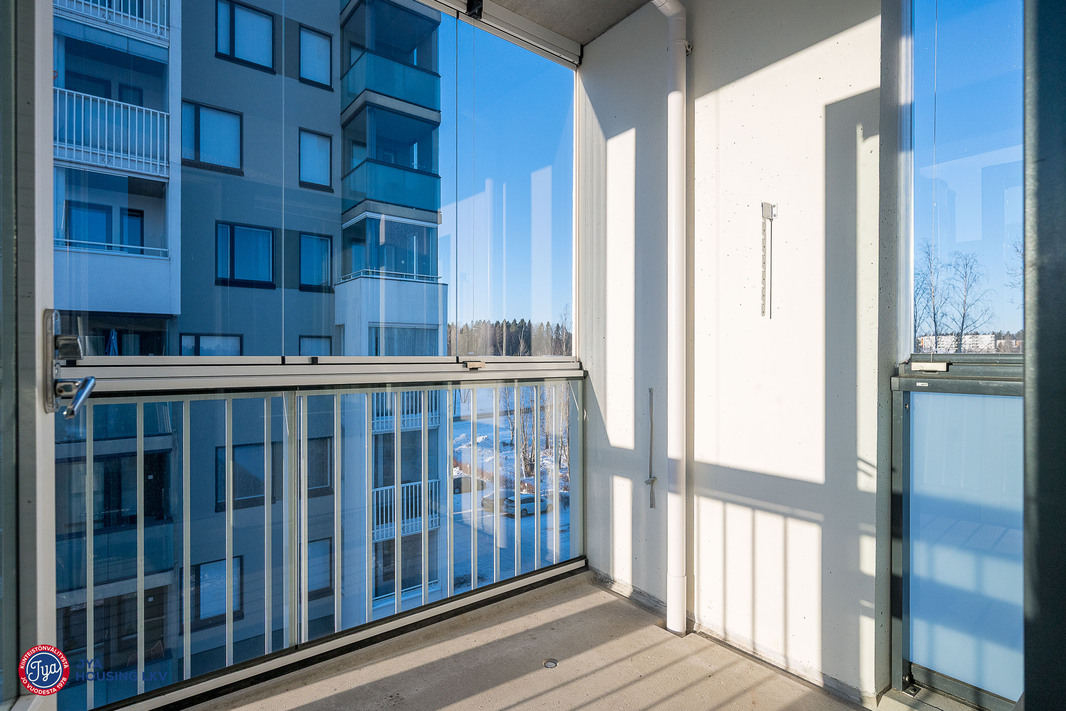 Olohuoneesta käynti lasitetulle parvekkeelle