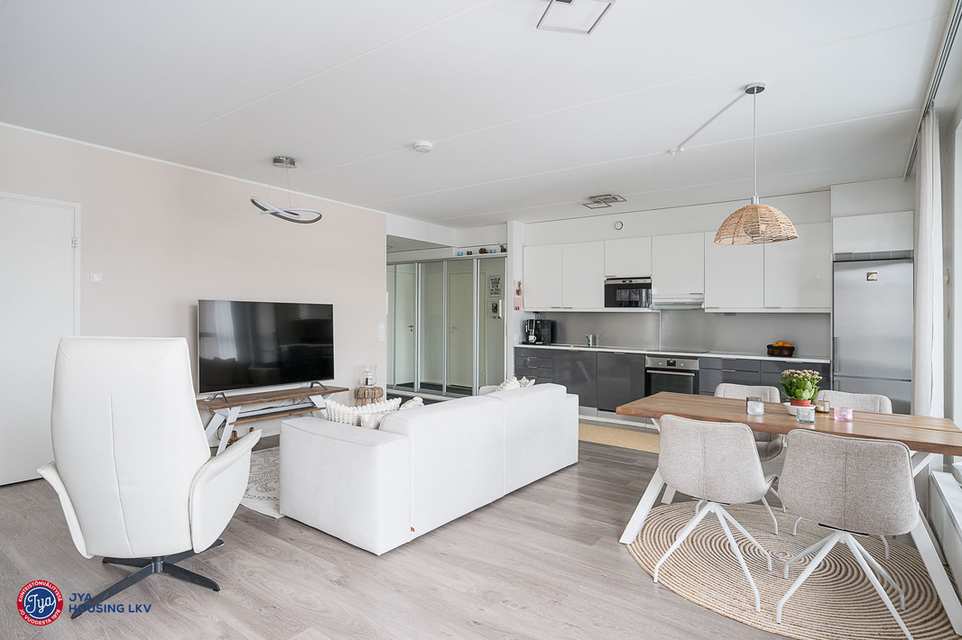 Avokeittiö yhdistyy olohuoneeseen