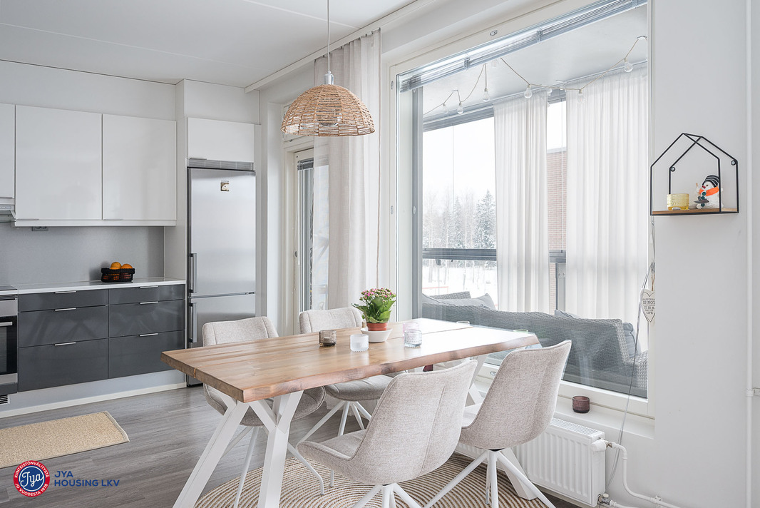 Ruokailutila olohuoneessa