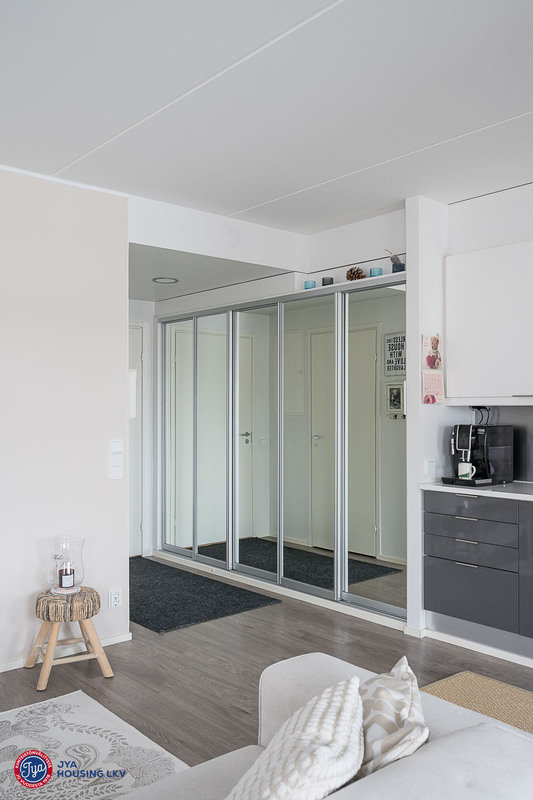 Sisäänkäynnissä liukuovikaapisto