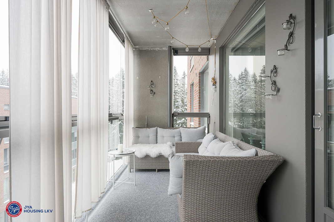 Olohuoneesta käynti lasitetulle parvekkeelle