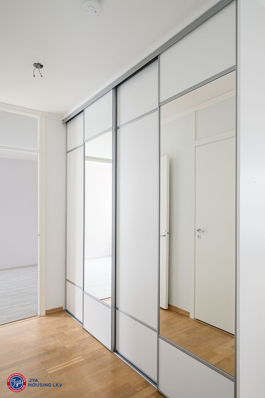 Liukuovikaapisto sisääntulossa.