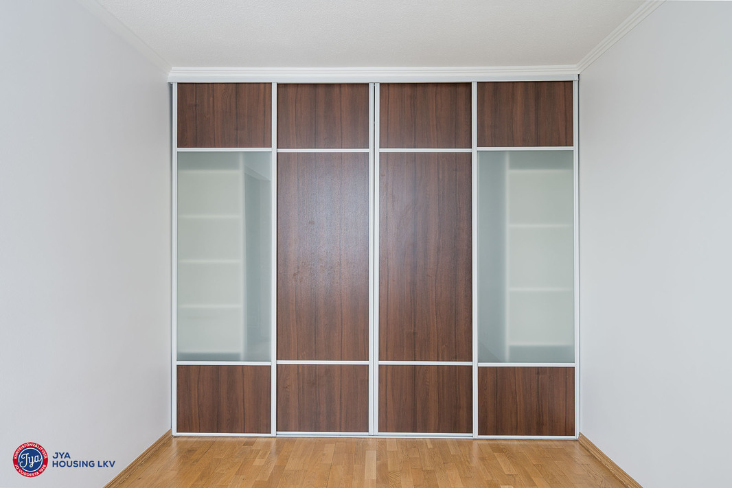 Liukuovikaapisto makuuhuoneessa 2.