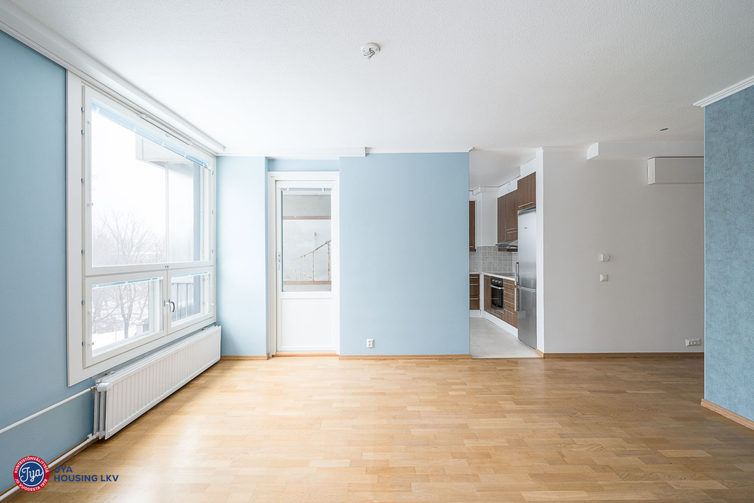 Olohuone, josta käynti keittiöön ja lasitetulle parvekkeelle.