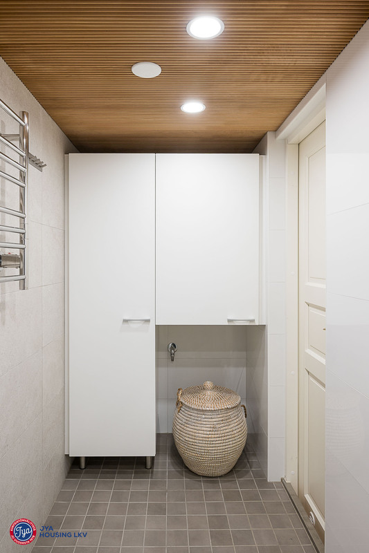 Pesuhuoneessa säilytystilaa ja tila pesukoneelle.