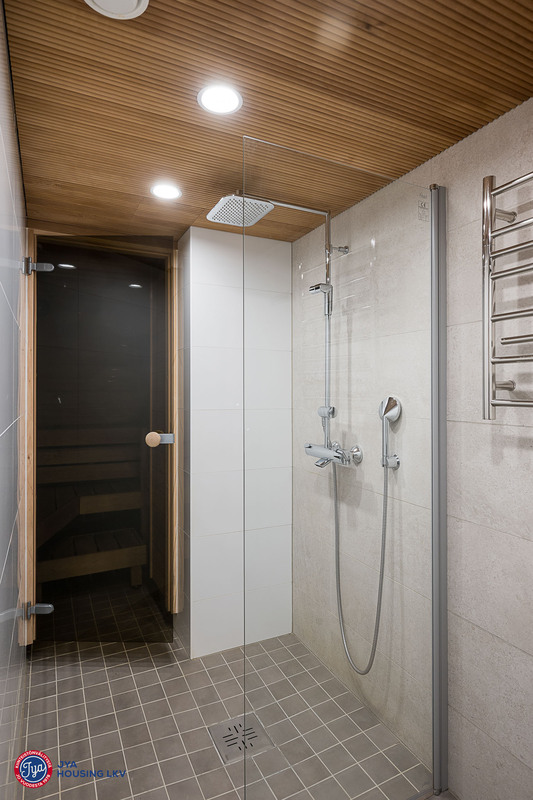 Kodinhoitohuoneesta kulku pesuhuoneeseen / saunaan.