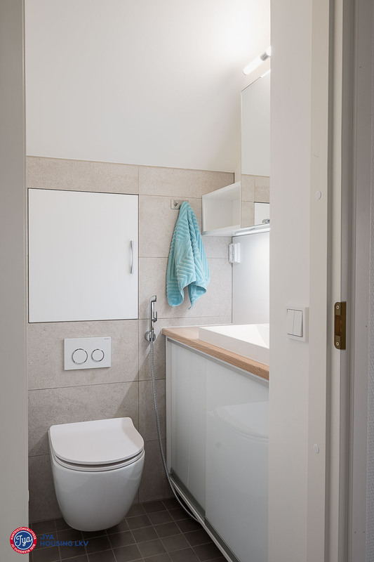 WC kodinhoitohuoneen yhteydessä.