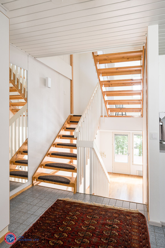 Eteisestä portaat ylös makuuhuoneisiin ja alas olohuoneeseen 