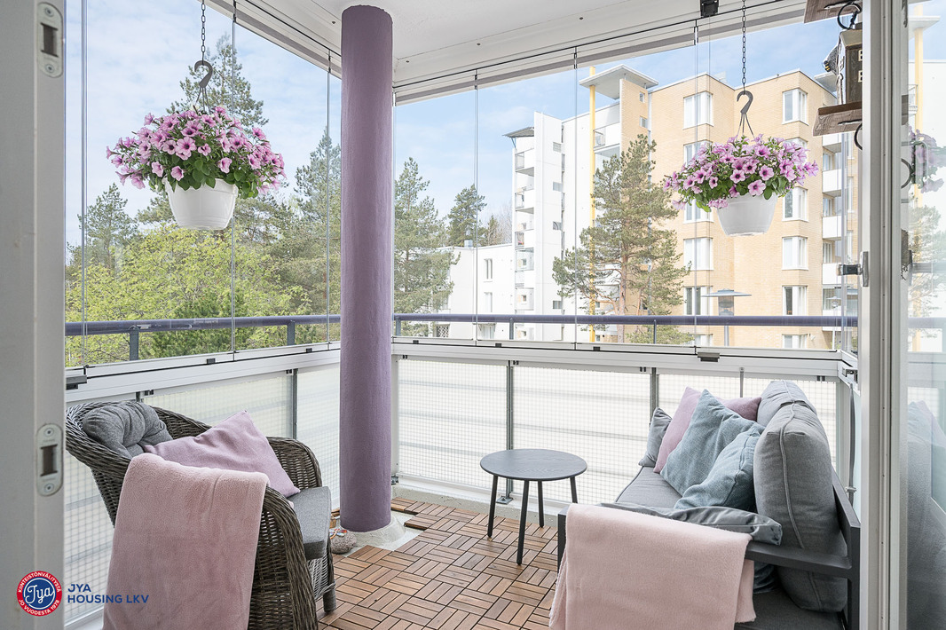 Olohuoneesta käynti lasitetulle parvekkeelle