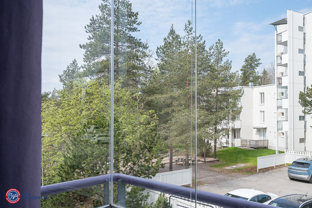 Parvekenäkymää sisäpihalle
