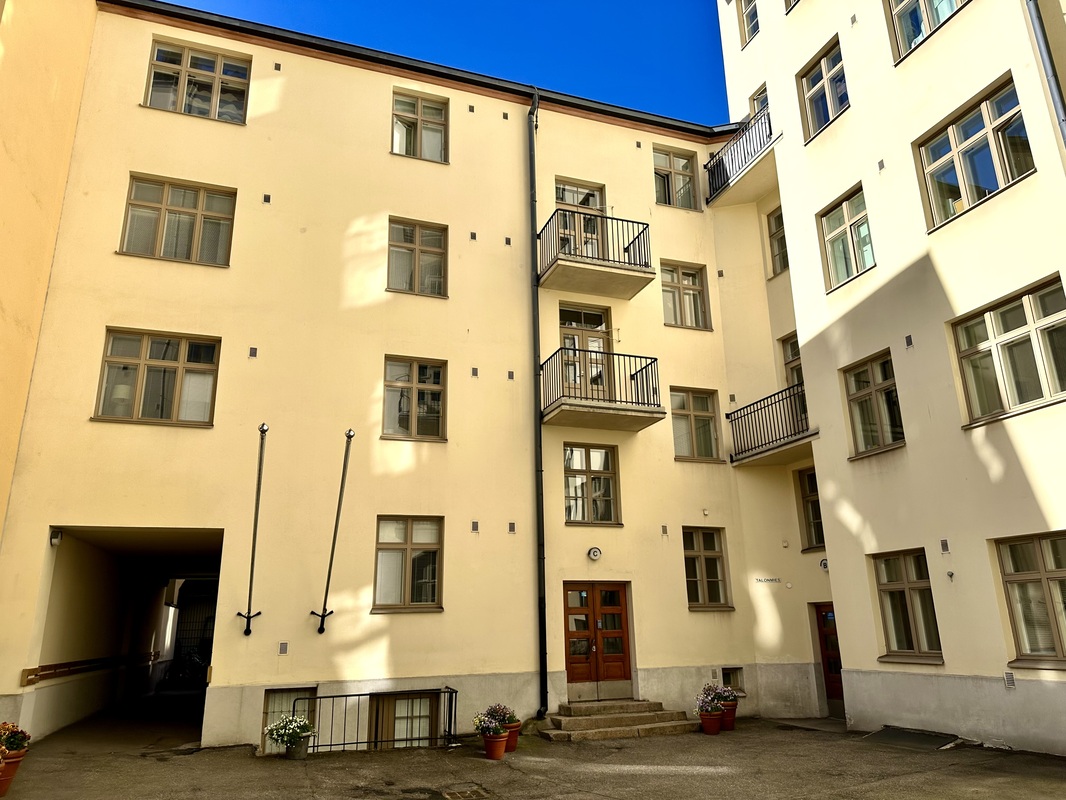 sisäpihan sisäänkäynti rappukäytävään/toinen sisäänkäynti