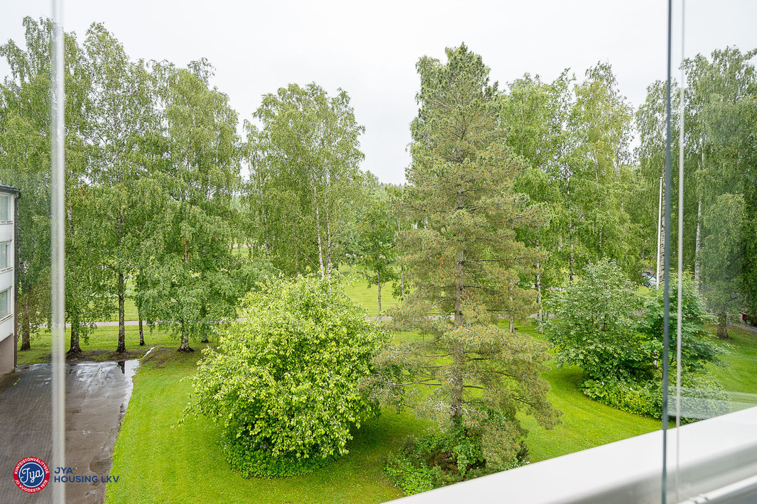 Parvekenäkymä sisäpihalle ja puistoon