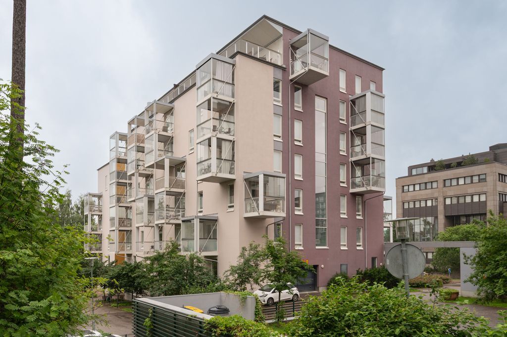 Julkisivu pihalta