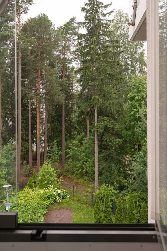 Puistonäkymää parvekkeelta