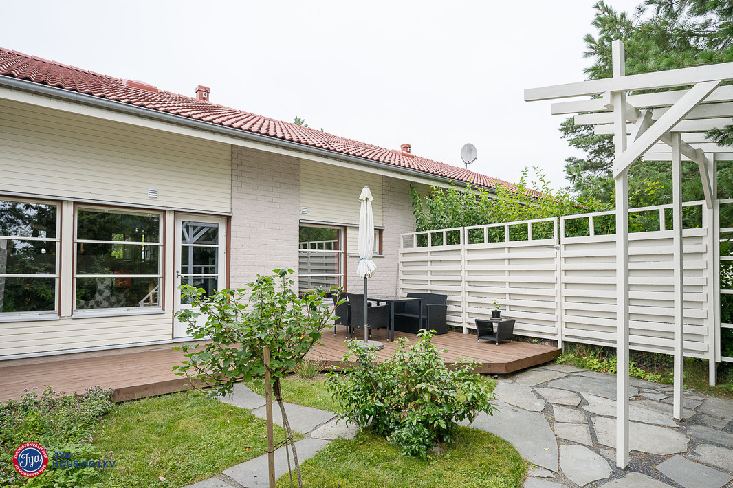Terassinäkymä piha-alueella