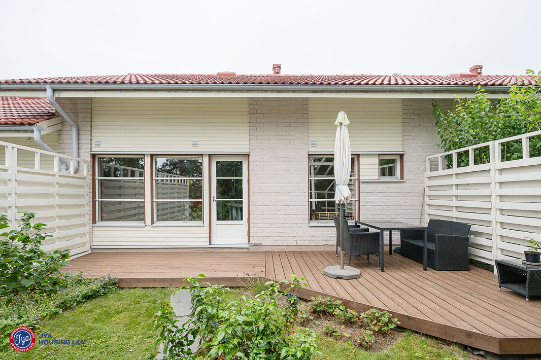 Terassinäkymä piha-alueella