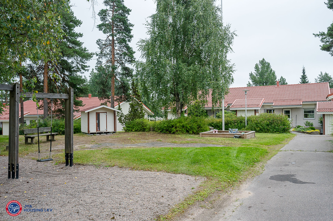 Yhtiön sisäpihalla leikkialue
