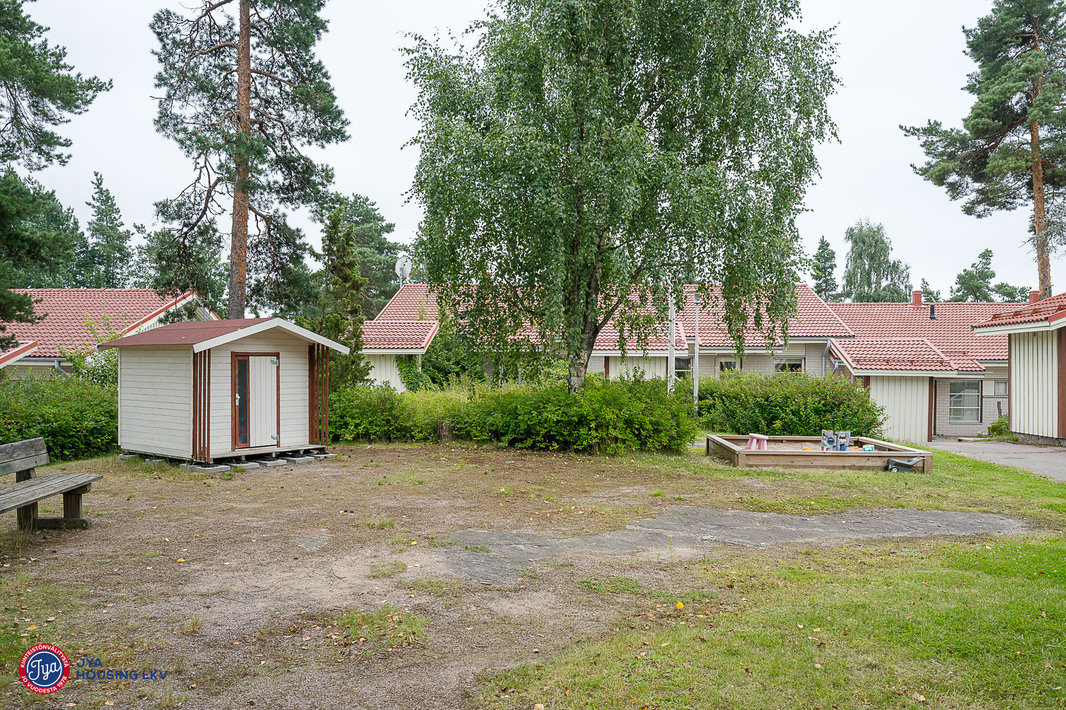 Leikkialueella myös leikkimökki
