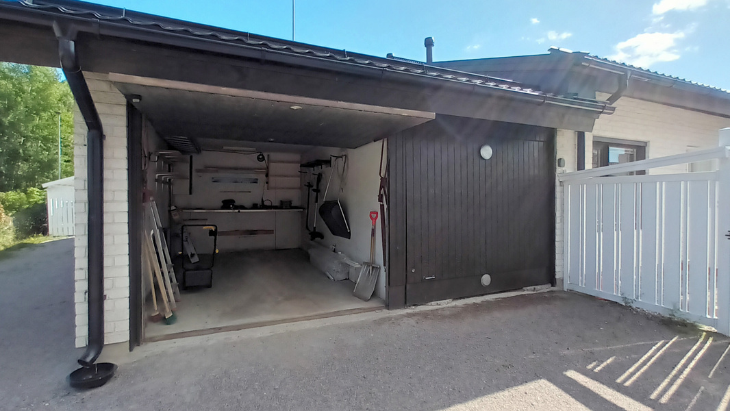 autotalli sisältä