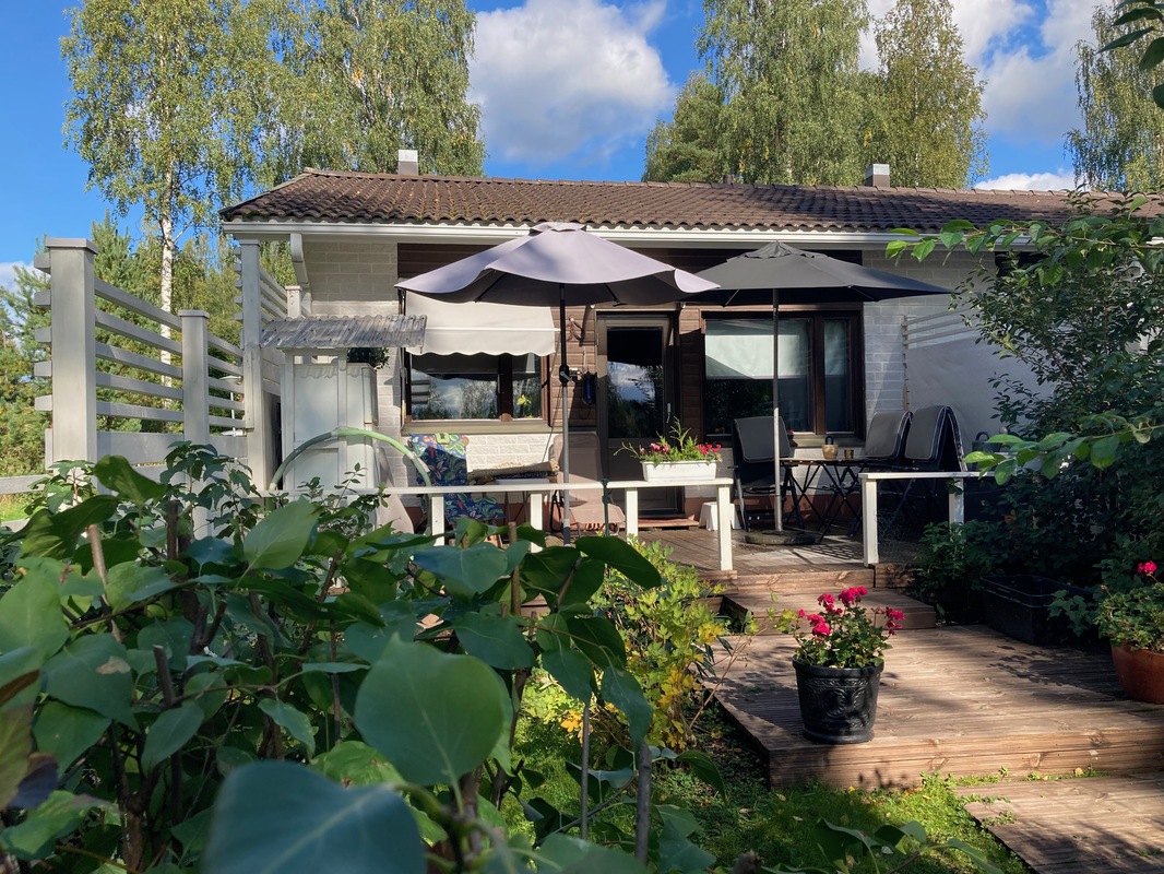 kesäinen piha