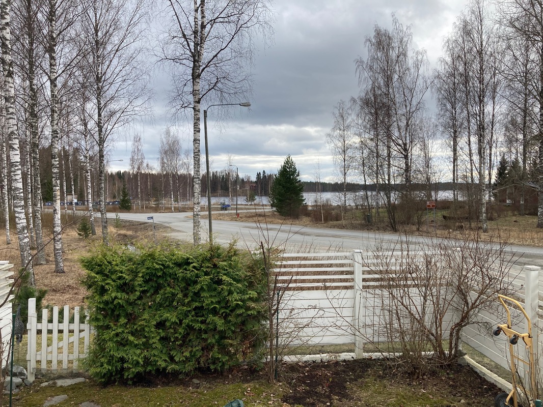 keväinen piha