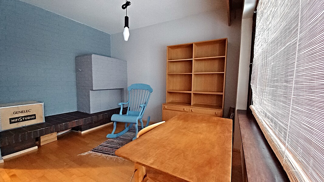 Alakerran makuuhuone tai takkahuone