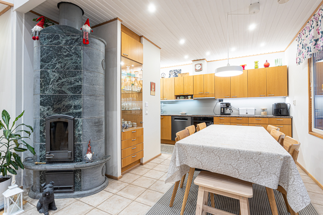 ruokailutila + keittiö