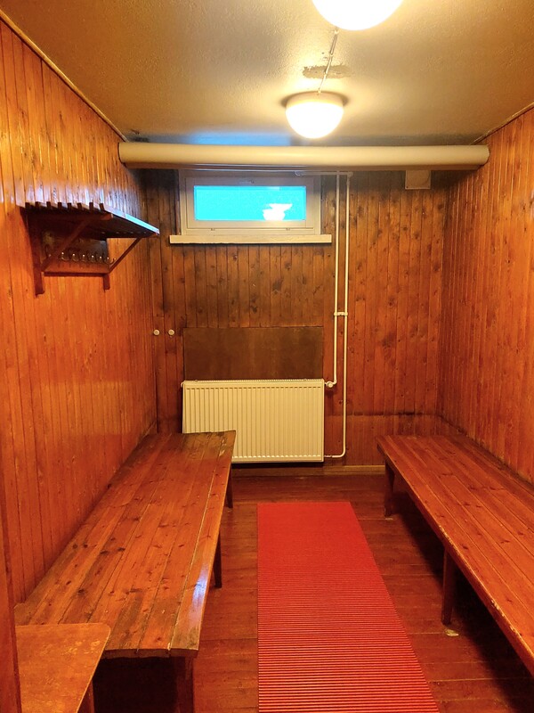 Taloyhtiön saunatilan pukuhuone