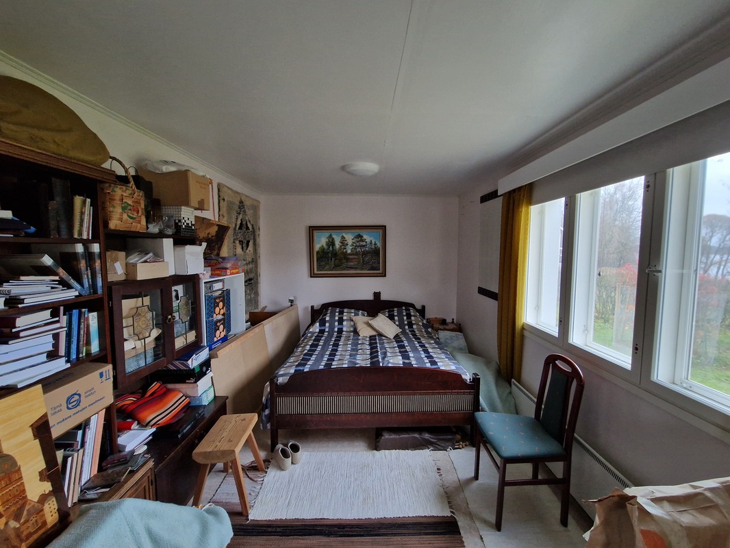 Autotallirakennuksen huone