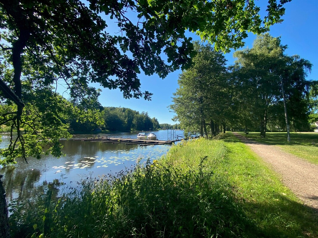 Kymijoki uimapaikkoineen ja venelaitureineen vain muutaman sadan metrin päässä