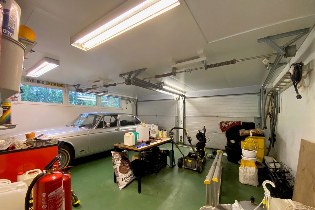 Autotalli kahdelle autolle, autotallin edustalla autokatos kahdelle autolle