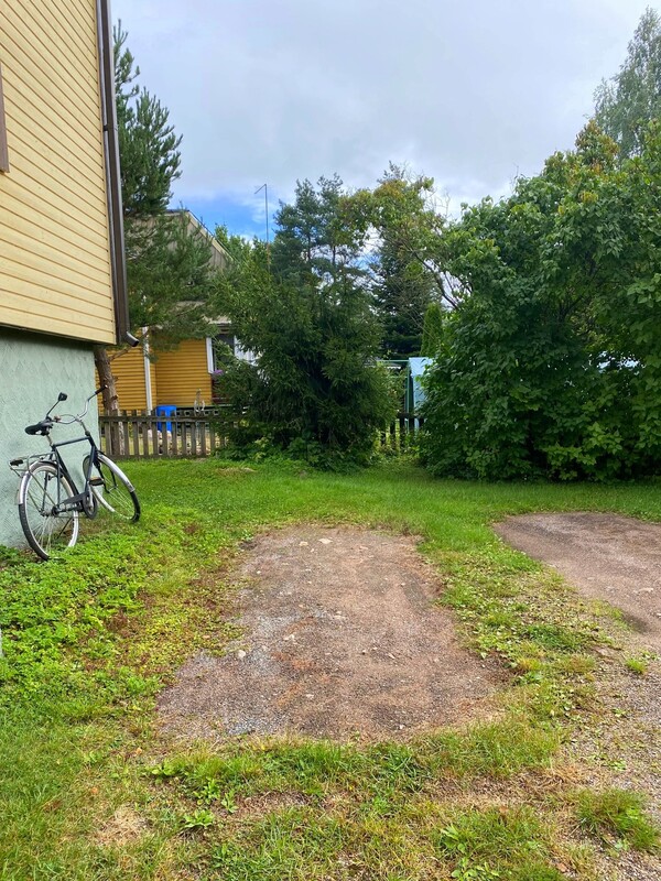 Autopaikka huoneiston edustalla taloyhtiön sisäspihalla.