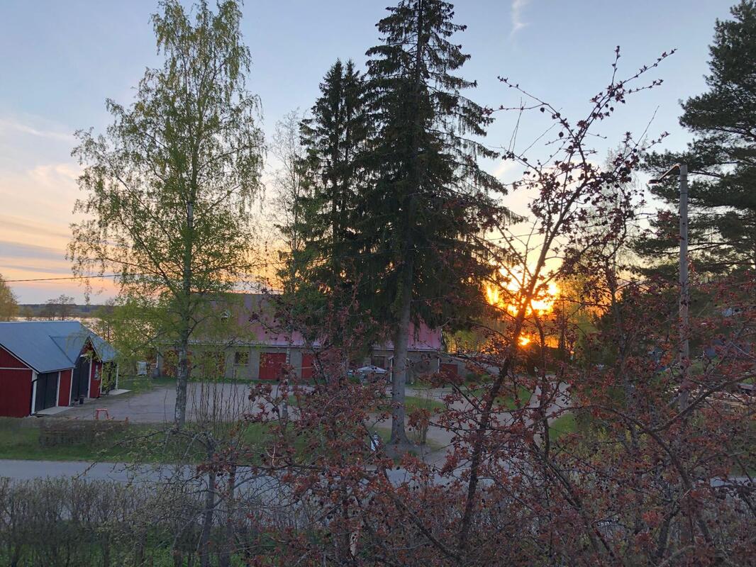 Näkymät kodin parvekkeelta auringonlaskuun.