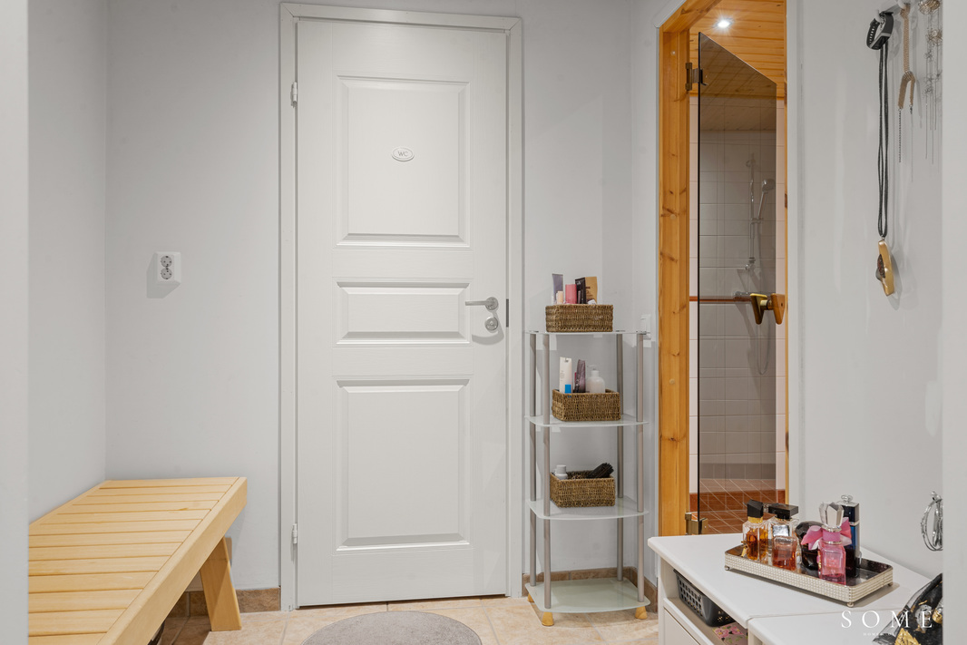 Pukuhuone,josta käynti erilliseen wc tilaan.