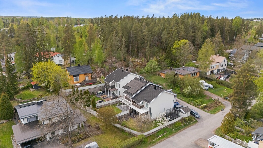 Kultaseni talon vieressä Asuntojen yhteinen metsä alue lisäksi.