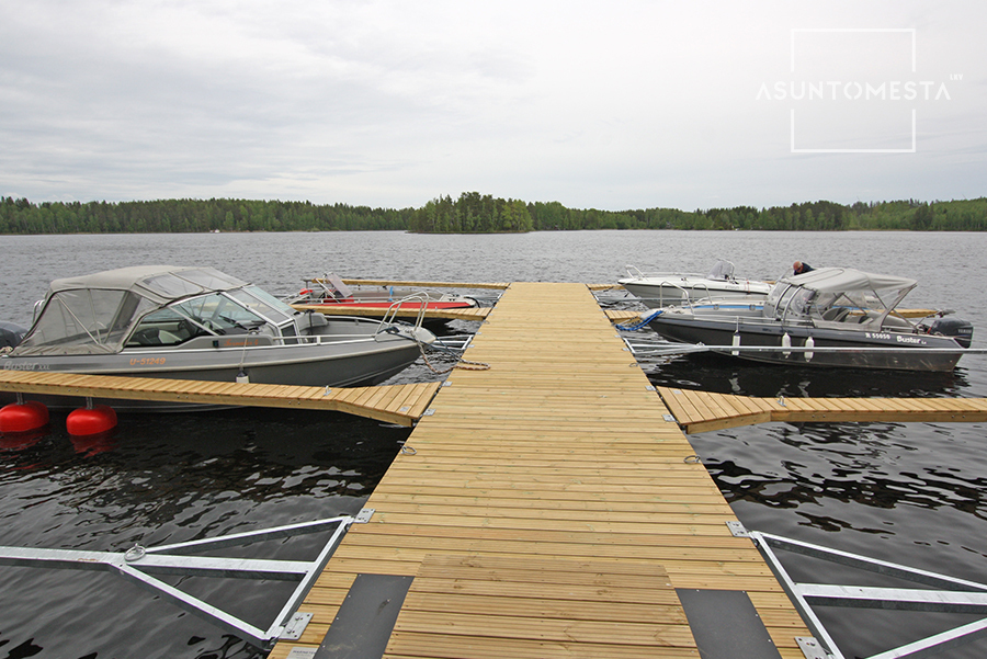 Venelaituri mantereella.