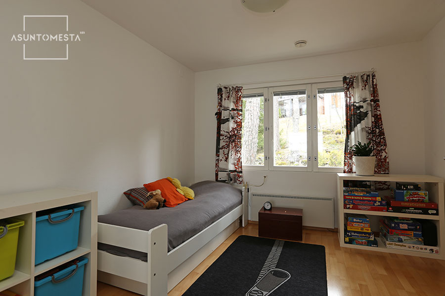 Alakerran toinen makkari. 