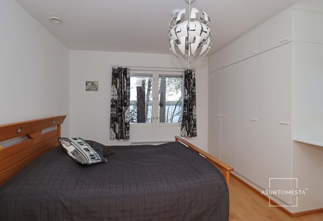 Alakerrassa tilava makuuhuone