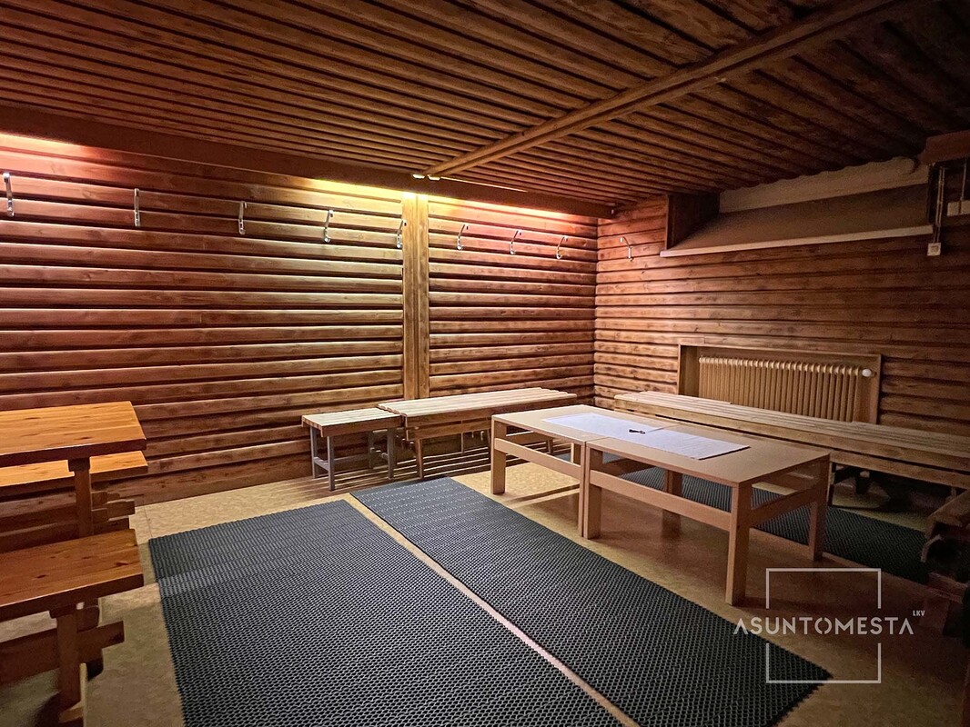 Taloyhtiön saunatupa.