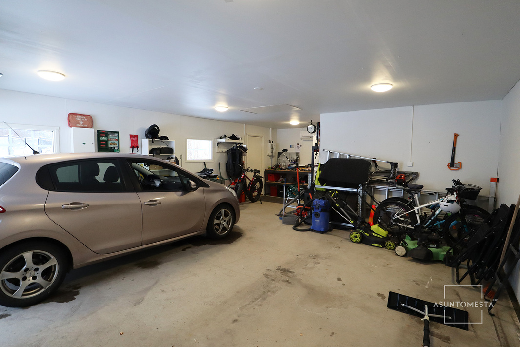 Autotalli sisältä.