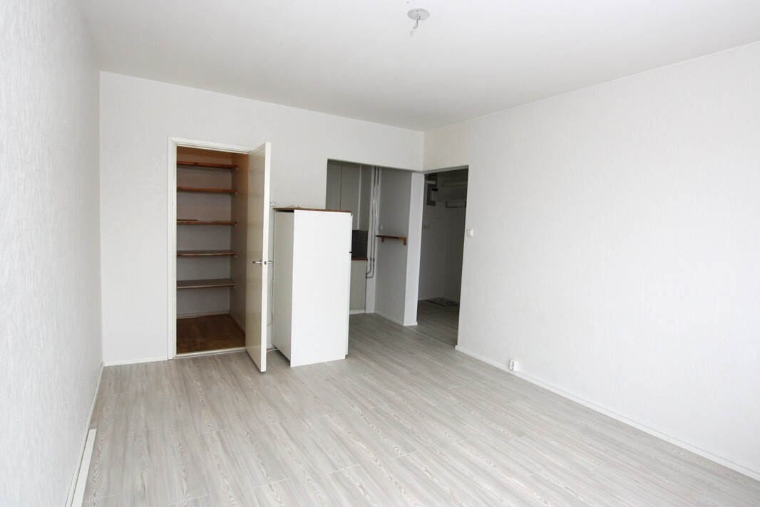 Säilytystilaa vaatehuoneessa.