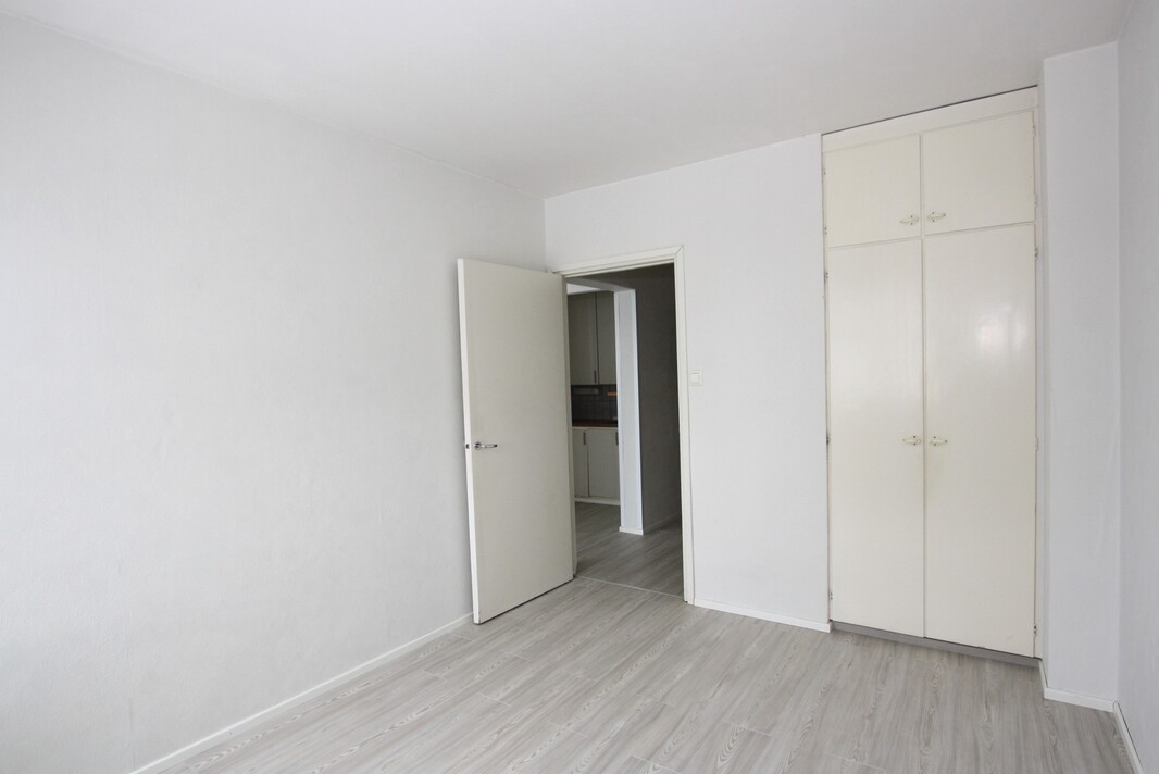 Makuuhuoneessa kaapisto.