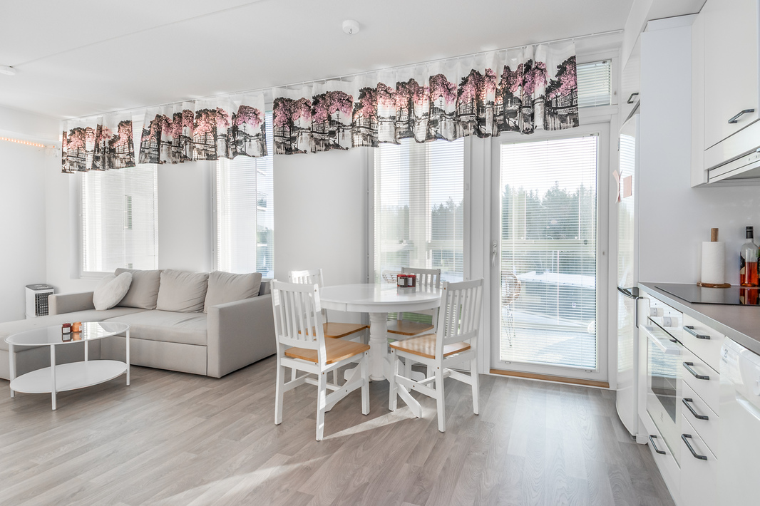 Kuvat vastaavasta alemman kerroksen asunnosta 