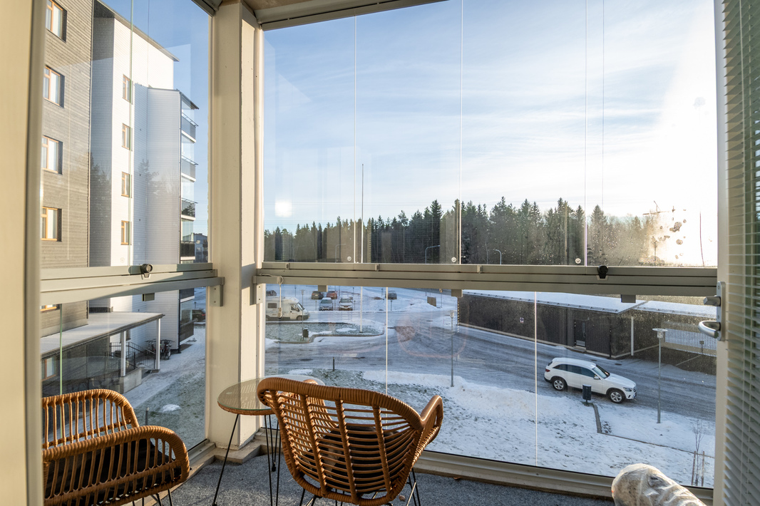 Kuvat vastaavasta alemman kerroksen asunnosta 
