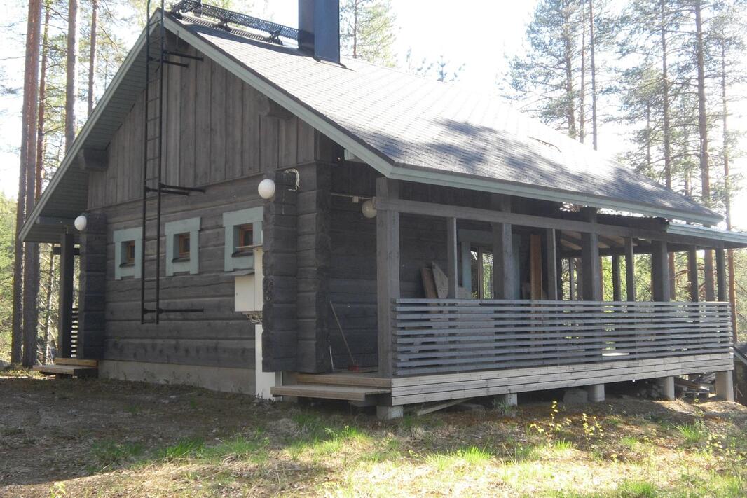 mökki pihaantulon puolelta
