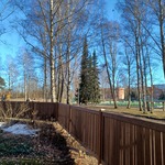 Takapihan puolella leikkikenttä/jalkapallokenttä