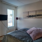 Makuuhuone 1, ikkuna kadun puoleen