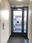 Esteetön sisäänkäynti hissitasanteelle
