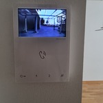 Asunnossa ovipuhelin videokuvalla